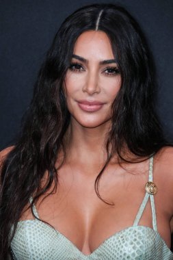 Kim Kardashian, bir Tesla Cybertruck ve Optimus robotuyla fotoğraf çekimi yapıyor. SANTA MONICA, LOS ANGELES, CALIFORNIA, ABD - 10 Kasım: Amerikalı girişimci, sosyal medya uzmanı, ve realite TV yıldızı Kim Kardashian West      
