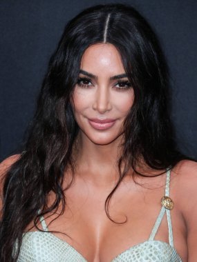 Kim Kardashian, bir Tesla Cybertruck ve Optimus robotuyla fotoğraf çekimi yapıyor. SANTA MONICA, LOS ANGELES, CALIFORNIA, ABD - 10 Kasım: Amerikalı girişimci, sosyal medya uzmanı, ve realite TV yıldızı Kim Kardashian West      