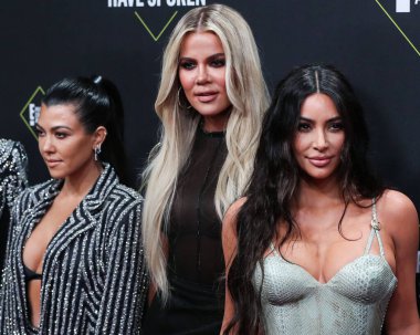 Kim Kardashian, bir Tesla Cybertruck ve Optimus robotuyla fotoğraf çekimi yapıyor. Santa Monica, LOS ANGELES, CALIFORNIA, ABD - 10 Kasım Kourtney Kardashian, Khloe Kardashian ve Kim Kardashian Batı