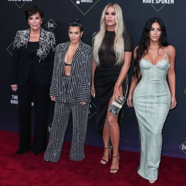 Kim Kardashian, bir Tesla Cybertruck ve Optimus robotuyla fotoğraf çekimi yapıyor. SANTA MONICA, LOS ANGELES, CALIFORNIA, ABD - 10 Kasım Kris Jenner, Kourtney Kardashian, Khloe Kardashian ve Kim Kardashian         