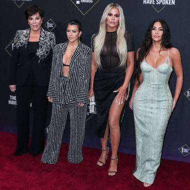 Kim Kardashian, bir Tesla Cybertruck ve Optimus robotuyla fotoğraf çekimi yapıyor. SANTA MONICA, LOS ANGELES, CALIFORNIA, ABD - 10 Kasım Kris Jenner, Kourtney Kardashian, Khloe Kardashian ve Kim Kardashian         
