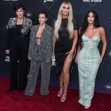 Kim Kardashian, bir Tesla Cybertruck ve Optimus robotuyla fotoğraf çekimi yapıyor. SANTA MONICA, LOS ANGELES, CALIFORNIA, ABD - 10 Kasım Kris Jenner, Kourtney Kardashian, Khloe Kardashian ve Kim Kardashian         