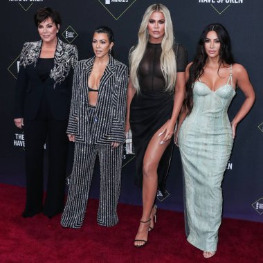 Kim Kardashian, bir Tesla Cybertruck ve Optimus robotuyla fotoğraf çekimi yapıyor. SANTA MONICA, LOS ANGELES, CALIFORNIA, ABD - 10 Kasım Kris Jenner, Kourtney Kardashian, Khloe Kardashian ve Kim Kardashian         