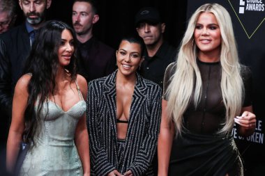 Kim Kardashian, bir Tesla Cybertruck ve Optimus robotuyla fotoğraf çekimi yapıyor. SANTA MONICA, LOS ANGELES, CALIFORNIA, ABD - 10 Kasım: Amerikalı girişimci, sosyal medya uzmanı, ve realite TV yıldızı Kim Kardashian West      