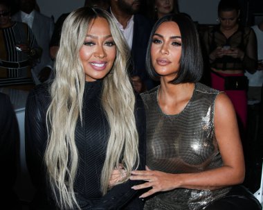 Kim Kardashian, bir Tesla Cybertruck ve Optimus robotuyla fotoğraf çekimi yapıyor. MANHATTAN, New York Şehri, New York, ABD - 10 Eylül: Kim Kardashian ve Serena Williams.