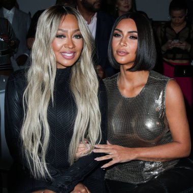Kim Kardashian, bir Tesla Cybertruck ve Optimus robotuyla fotoğraf çekimi yapıyor. MANHATTAN, New York Şehri, New York, ABD - 10 Eylül: Kim Kardashian ve Serena Williams.