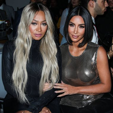 Kim Kardashian, bir Tesla Cybertruck ve Optimus robotuyla fotoğraf çekimi yapıyor. MANHATTAN, New York Şehri, New York, ABD - 10 Eylül: Kim Kardashian ve Serena Williams.