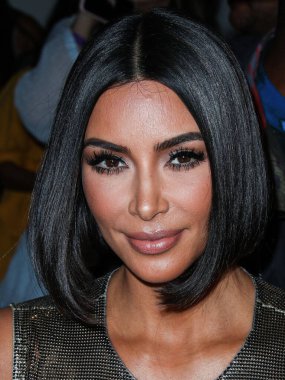 Kim Kardashian, bir Tesla Cybertruck ve Optimus robotuyla fotoğraf çekimi yapıyor. MANHATTAN, New York City, New York, ABD - 10 Eylül: Amerikalı girişimci, sosyal medya uzmanı ve realite TV yıldızı Kim Kardashian West      