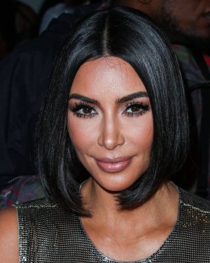 Kim Kardashian, bir Tesla Cybertruck ve Optimus robotuyla fotoğraf çekimi yapıyor. MANHATTAN, New York City, New York, ABD - 10 Eylül: Amerikalı girişimci, sosyal medya uzmanı ve realite TV yıldızı Kim Kardashian West      