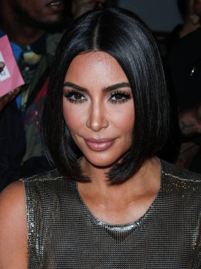 Kim Kardashian, bir Tesla Cybertruck ve Optimus robotuyla fotoğraf çekimi yapıyor. MANHATTAN, New York City, New York, ABD - 10 Eylül: Amerikalı girişimci, sosyal medya uzmanı ve realite TV yıldızı Kim Kardashian West      