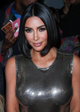 Kim Kardashian, bir Tesla Cybertruck ve Optimus robotuyla fotoğraf çekimi yapıyor. MANHATTAN, New York City, New York, ABD - 10 Eylül: Amerikalı girişimci, sosyal medya uzmanı ve realite TV yıldızı Kim Kardashian West      