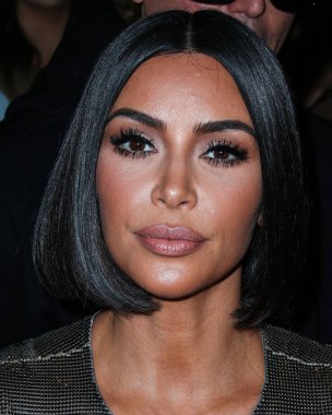 Kim Kardashian, bir Tesla Cybertruck ve Optimus robotuyla fotoğraf çekimi yapıyor. MANHATTAN, New York City, New York, ABD - 10 Eylül: Amerikalı girişimci, sosyal medya uzmanı ve realite TV yıldızı Kim Kardashian West      