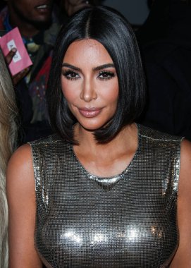 Kim Kardashian, bir Tesla Cybertruck ve Optimus robotuyla fotoğraf çekimi yapıyor. MANHATTAN, New York City, New York, ABD - 10 Eylül: Amerikalı girişimci, sosyal medya uzmanı ve realite TV yıldızı Kim Kardashian West      