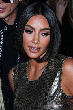Kim Kardashian, bir Tesla Cybertruck ve Optimus robotuyla fotoğraf çekimi yapıyor. MANHATTAN, New York City, New York, ABD - 10 Eylül: Amerikalı girişimci, sosyal medya uzmanı ve realite TV yıldızı Kim Kardashian West      