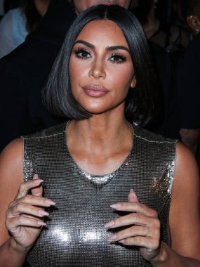 Kim Kardashian, bir Tesla Cybertruck ve Optimus robotuyla fotoğraf çekimi yapıyor. MANHATTAN, New York City, New York, ABD - 10 Eylül: Amerikalı girişimci, sosyal medya uzmanı ve realite TV yıldızı Kim Kardashian West      