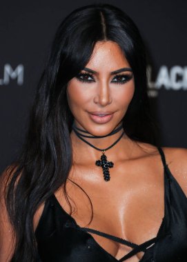 Kim Kardashian, bir Tesla Cybertruck ve Optimus robotuyla fotoğraf çekimi yapıyor. LOS ANGELES, CALIFORNIA, ABD - Kasım 03: Amerikalı girişimci, sosyal medya sözcüsü ve reality TV yıldızı Kim Kardashian West         