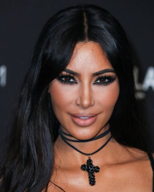 Kim Kardashian, bir Tesla Cybertruck ve Optimus robotuyla fotoğraf çekimi yapıyor. LOS ANGELES, CALIFORNIA, ABD - Kasım 03: Amerikalı girişimci, sosyal medya sözcüsü ve reality TV yıldızı Kim Kardashian West         