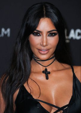 Kim Kardashian, bir Tesla Cybertruck ve Optimus robotuyla fotoğraf çekimi yapıyor. LOS ANGELES, CALIFORNIA, ABD - Kasım 03: Amerikalı girişimci, sosyal medya sözcüsü ve reality TV yıldızı Kim Kardashian West         