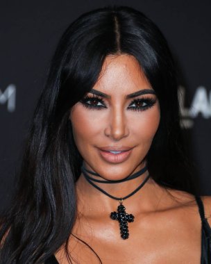 Kim Kardashian, bir Tesla Cybertruck ve Optimus robotuyla fotoğraf çekimi yapıyor. LOS ANGELES, CALIFORNIA, ABD - Kasım 03: Amerikalı girişimci, sosyal medya sözcüsü ve reality TV yıldızı Kim Kardashian West         