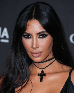 Kim Kardashian, bir Tesla Cybertruck ve Optimus robotuyla fotoğraf çekimi yapıyor. LOS ANGELES, CALIFORNIA, ABD - Kasım 03: Amerikalı girişimci, sosyal medya sözcüsü ve reality TV yıldızı Kim Kardashian West         