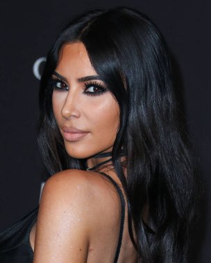 Kim Kardashian, bir Tesla Cybertruck ve Optimus robotuyla fotoğraf çekimi yapıyor. LOS ANGELES, CALIFORNIA, ABD - Kasım 03: Amerikalı girişimci, sosyal medya sözcüsü ve reality TV yıldızı Kim Kardashian West         