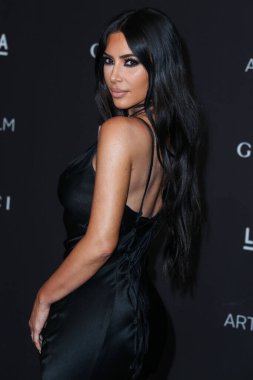 Kim Kardashian, bir Tesla Cybertruck ve Optimus robotuyla fotoğraf çekimi yapıyor. LOS ANGELES, CALIFORNIA, ABD - Kasım 03: Amerikalı girişimci, sosyal medya sözcüsü ve reality TV yıldızı Kim Kardashian West         