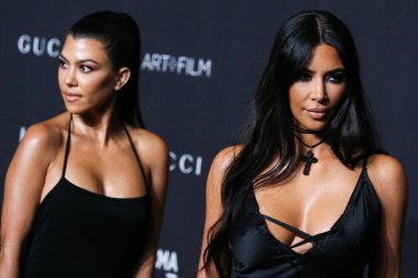 Kim Kardashian, bir Tesla Cybertruck ve Optimus robotuyla fotoğraf çekimi yapıyor. LOS ANGELES, CALIFORNIA, ABD - Kasım 03: Amerikan medya kişiliği, realite TV yıldızı, sosyete, model ve iş kadını Kourtney Kardashian ve kız kardeşi