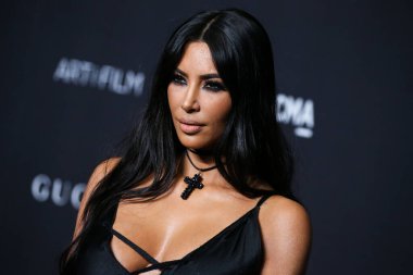 Kim Kardashian, bir Tesla Cybertruck ve Optimus robotuyla fotoğraf çekimi yapıyor. LOS ANGELES, CALIFORNIA, ABD - Kasım 03: Amerikalı girişimci, sosyal medya sözcüsü ve reality TV yıldızı Kim Kardashian West         