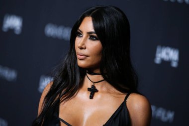 Kim Kardashian, bir Tesla Cybertruck ve Optimus robotuyla fotoğraf çekimi yapıyor. LOS ANGELES, CALIFORNIA, ABD - Kasım 03: Amerikalı girişimci, sosyal medya sözcüsü ve reality TV yıldızı Kim Kardashian West         