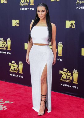 Kim Kardashian, bir Tesla Cybertruck ve Optimus robotuyla fotoğraf çekimi yapıyor. SANTA MONICA, LOS ANGELES, CALIFORNIA, ABD - 16 Haziran: Amerikalı girişimci, sosyal medya uzmanı, ve realite TV yıldızı Kim Kardashian West        