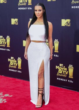 Kim Kardashian, bir Tesla Cybertruck ve Optimus robotuyla fotoğraf çekimi yapıyor. SANTA MONICA, LOS ANGELES, CALIFORNIA, ABD - 16 Haziran: Amerikalı girişimci, sosyal medya uzmanı, ve realite TV yıldızı Kim Kardashian West        