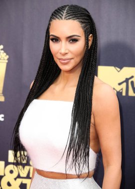 Kim Kardashian, bir Tesla Cybertruck ve Optimus robotuyla fotoğraf çekimi yapıyor. SANTA MONICA, LOS ANGELES, CALIFORNIA, ABD - 16 Haziran: Amerikalı girişimci, sosyal medya uzmanı, ve realite TV yıldızı Kim Kardashian West        