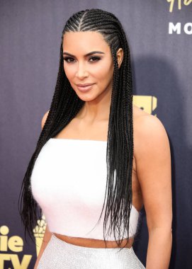 Kim Kardashian, bir Tesla Cybertruck ve Optimus robotuyla fotoğraf çekimi yapıyor. SANTA MONICA, LOS ANGELES, CALIFORNIA, ABD - 16 Haziran: Amerikalı girişimci, sosyal medya uzmanı, ve realite TV yıldızı Kim Kardashian West        