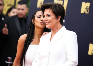 Kim Kardashian, bir Tesla Cybertruck ve Optimus robotuyla fotoğraf çekimi yapıyor. SANTA MONICA, LOS ANGELES, CALIFORNIA, ABD - 16 Haziran: Amerikalı girişimci, sosyal medya uzmanı, ve realite TV yıldızı Kim Kardashian West 
