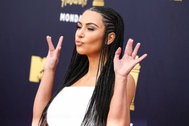 Kim Kardashian, bir Tesla Cybertruck ve Optimus robotuyla fotoğraf çekimi yapıyor. SANTA MONICA, LOS ANGELES, CALIFORNIA, ABD - 16 Haziran: Amerikalı girişimci, sosyal medya uzmanı, ve realite TV yıldızı Kim Kardashian West        