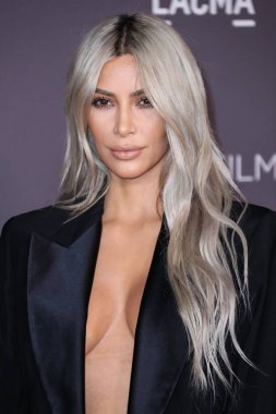 Kim Kardashian, bir Tesla Cybertruck ve Optimus robotuyla fotoğraf çekimi yapıyor. LOS ANGELES, CALIFORNIA, ABD - Kasım 04: Amerikalı girişimci, sosyal medya sözcüsü ve reality TV yıldızı Kim Kardashian West   