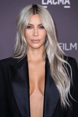 Kim Kardashian, bir Tesla Cybertruck ve Optimus robotuyla fotoğraf çekimi yapıyor. LOS ANGELES, CALIFORNIA, ABD - Kasım 04: Amerikalı girişimci, sosyal medya sözcüsü ve reality TV yıldızı Kim Kardashian West   