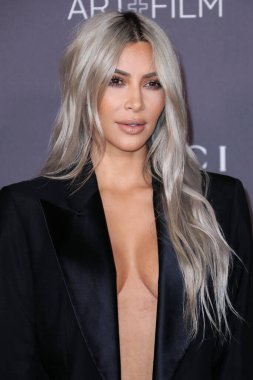 Kim Kardashian, bir Tesla Cybertruck ve Optimus robotuyla fotoğraf çekimi yapıyor. LOS ANGELES, CALIFORNIA, ABD - Kasım 04: Amerikalı girişimci, sosyal medya sözcüsü ve reality TV yıldızı Kim Kardashian West   