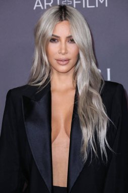 Kim Kardashian, bir Tesla Cybertruck ve Optimus robotuyla fotoğraf çekimi yapıyor. LOS ANGELES, CALIFORNIA, ABD - Kasım 04: Amerikalı girişimci, sosyal medya sözcüsü ve reality TV yıldızı Kim Kardashian West   