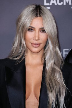 Kim Kardashian, bir Tesla Cybertruck ve Optimus robotuyla fotoğraf çekimi yapıyor. LOS ANGELES, CALIFORNIA, ABD - Kasım 04: Amerikalı girişimci, sosyal medya sözcüsü ve reality TV yıldızı Kim Kardashian West   