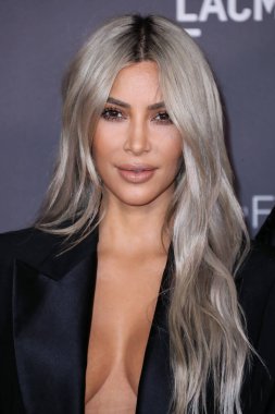Kim Kardashian, bir Tesla Cybertruck ve Optimus robotuyla fotoğraf çekimi yapıyor. LOS ANGELES, CALIFORNIA, ABD - Kasım 04: Amerikalı girişimci, sosyal medya sözcüsü ve reality TV yıldızı Kim Kardashian West   
