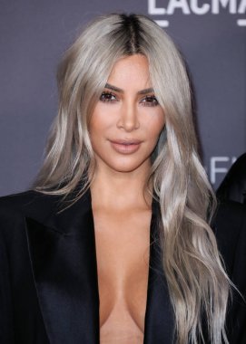Kim Kardashian, bir Tesla Cybertruck ve Optimus robotuyla fotoğraf çekimi yapıyor. LOS ANGELES, CALIFORNIA, ABD - Kasım 04: Amerikalı girişimci, sosyal medya sözcüsü ve reality TV yıldızı Kim Kardashian West   