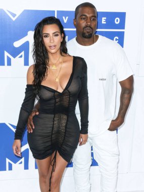 Kim Kardashian, bir Tesla Cybertruck ve Optimus robotuyla fotoğraf çekimi yapıyor. MANHATTAN, NEW YORK CITY, NEW YORK, ABD - 28 AĞUSTOS: Amerikalı girişimci, sosyal medya sözcüsü ve realite TV yıldızı Kim Kardashian West ve eşi Kanye West.