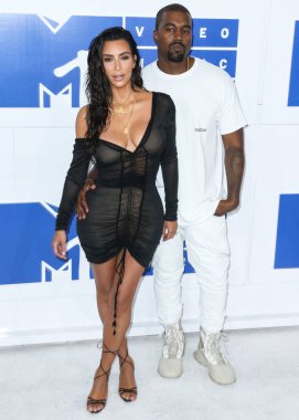 Kim Kardashian, bir Tesla Cybertruck ve Optimus robotuyla fotoğraf çekimi yapıyor. MANHATTAN, NEW YORK CITY, NEW YORK, ABD - 28 AĞUSTOS: Amerikalı girişimci, sosyal medya sözcüsü ve realite TV yıldızı Kim Kardashian West ve eşi Kanye West.