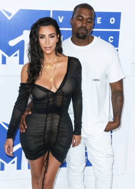 Kim Kardashian, bir Tesla Cybertruck ve Optimus robotuyla fotoğraf çekimi yapıyor. MANHATTAN, NEW YORK CITY, NEW YORK, ABD - 28 AĞUSTOS: Amerikalı girişimci, sosyal medya sözcüsü ve realite TV yıldızı Kim Kardashian West ve eşi Kanye West.