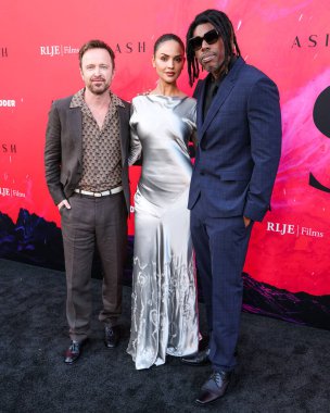 Aaron Paul, Eiza Gonzlez ve Uçan Lotus, 17 Mart 2025 'te Los Angeles, Kaliforniya, ABD' deki Vista Tiyatrosu 'nda düzenlenen RLJE Filmcilik ve Shudder' Ash 'in Los Angeles galasına geldiler..