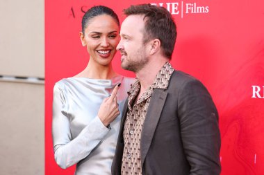 Eiza Gonzlez (Eiza Gonzalez) ve Aaron Paul, 17 Mart 2025 'te Los Angeles, Kaliforniya, ABD' de bulunan Vista Tiyatrosu 'nda düzenlenen RLJE Filmcilik ve Shudder' Ash 'in Los Angeles galasına geldiler..