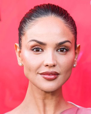 Alberta Ferretti elbisesi giyen Meksikalı aktris ve şarkıcı Eiza Gonzlez (Eiza Gonzalez), 17 Mart 2025 'te Los Angeles' taki Vista Tiyatrosu 'nda düzenlenen RLJE Filmcilik ve Shudder' Ash 'in Los Angeles galasına gelir.       