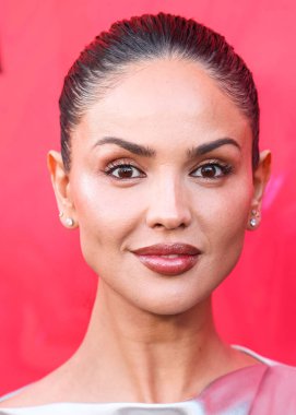 Alberta Ferretti elbisesi giyen Meksikalı aktris ve şarkıcı Eiza Gonzlez (Eiza Gonzalez), 17 Mart 2025 'te Los Angeles' taki Vista Tiyatrosu 'nda düzenlenen RLJE Filmcilik ve Shudder' Ash 'in Los Angeles galasına gelir.       