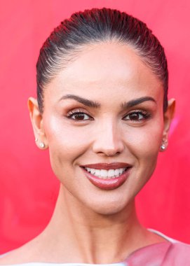 Alberta Ferretti elbisesi giyen Meksikalı aktris ve şarkıcı Eiza Gonzlez (Eiza Gonzalez), 17 Mart 2025 'te Los Angeles' taki Vista Tiyatrosu 'nda düzenlenen RLJE Filmcilik ve Shudder' Ash 'in Los Angeles galasına gelir.       